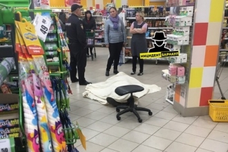 В супермаркете Барнаула умер мужчина 