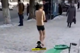 В Барнауле по улице гулял голый юноша
