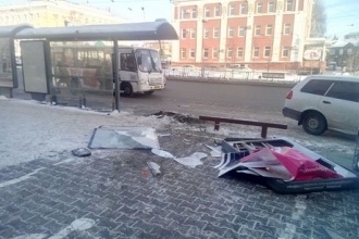 В Барнауле в автобусную остановку въехала иномарка