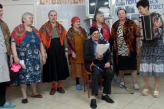 25 января актив Рубцовской комсомольской организации посетил местный дом-интернат для престарелых и инвалидов