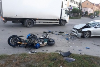 В Барнауле произошло очередное ДТП с мотоциклом