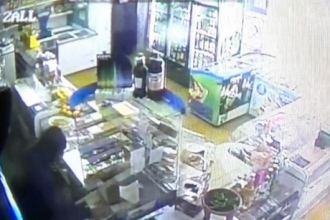 В Славгороде мужчина напал на продавца и украл выручку