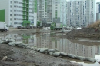 В Барнауле талые воды подступают к новостройкам