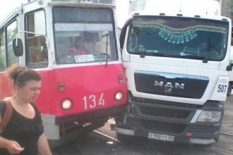 Грузовик известной торговой сети столкнулся в Бийске с трамваем