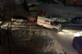 Барнаульцы пожаловались на нечищеную дорогу, где не смогла проехать скорая