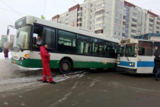 В Барнауле столкнулись троллейбус и пассажирский автобус