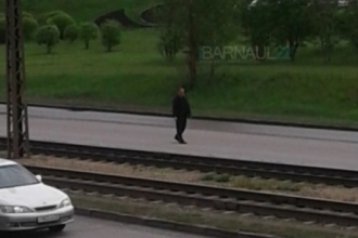 В Барнауле по дороге бегал агрессивный мужчина