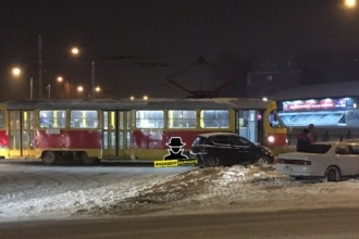 В Барнауле легковушка попала под трамвай 