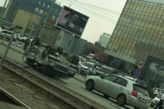 В центре Барнаула перевернулся автомобиль