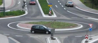 Правила проезд на перекрестках с круговым движением напомнили автомобилистам Барнаула