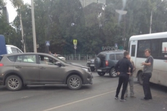 В понедельник в Барнауле произошла авария с участием маршрутки