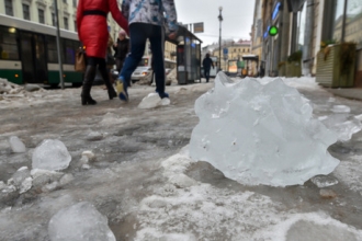 Барнаульская УК заплатит подросткам компенсацию после падения на них льда с крыши