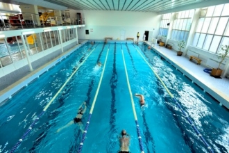 В Бийске в бассейне чуть не утонул подросток