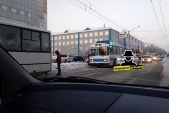 4 декабря в Барнауле столкнулся автобус и троллейбус 