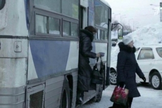 Женщину в Барнауле зажало в дверях автобуса 