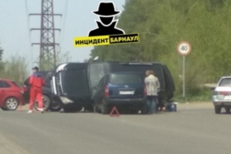 В ДТП в Барнауле перевернулось авто