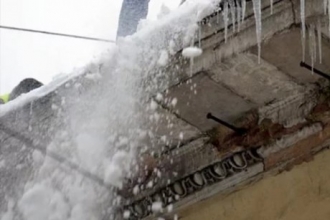 В Барнауле с крыши поликлиники упал снег на девочку 7 лет