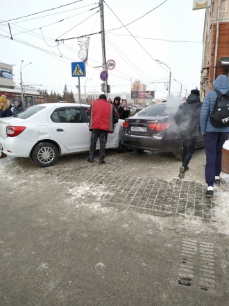 В Барнауле две машины вылетели на тротуар 