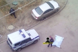 В Барнауле молодой мужчина выпал из окна