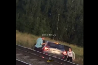 На Алтае водитель выехал на железнодорожные пути и попал под поезд