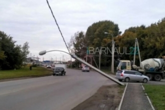 В Барнауле на проводах повис столб
