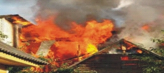 Курильщик сжег свой балкон, а добровольцы гасили крышу дома