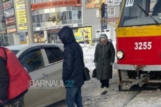 Из-за ДТП в Барнауле остановилось движение трамваев