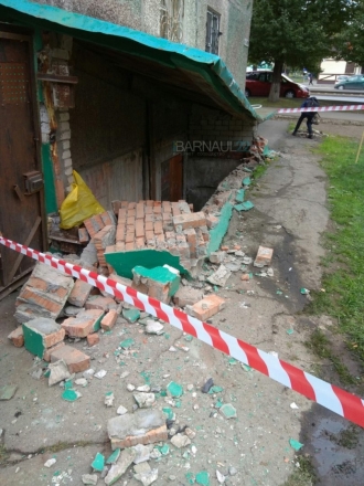 В Барнауле машина снесла вход в подвал жилого дома