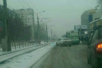 В Барнауле столкнулись автобус и легковушка