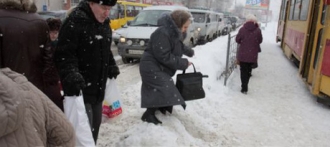 За две недели снегопадов в городскую администрацию поступили жалобы от горожан
