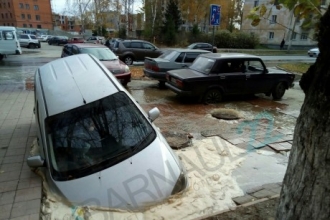В центре Барнаула провалилась машина 