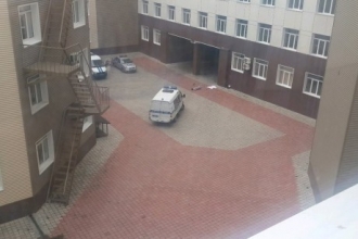 В Барнауле из окна клиники выпал пациент