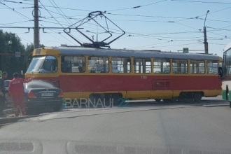 В Барнауле трамвай протаранил легковушку