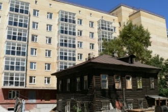 Два жителя Бийска обокрали квартиру, разрушив стену