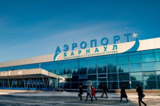 В Барнауле после снегопада открыли аэропорт