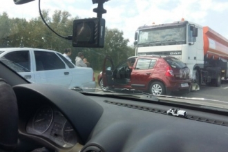 На трассе Барнаул-Бийск большегруз протаранил автомобиль