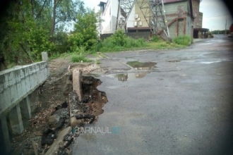 Жители Барнаула жалуются на «страшные» дороги после дождя