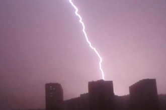 В Интернете есть видео, в котором видно, как молния обесточила Барнаул
