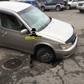 В центре Барнаула под колесами авто провалился асфальт