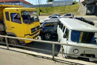 Самосвал протаранил несколько машин в Барнауле