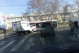 В Барнауле грузовая ГАЗЕЛЬ врезалась в автобус 