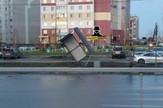 В Барнауле остановочный павильон снесло ветром 