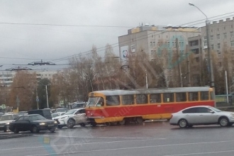 В Барнауле столкнулись трамвай и легковушка 