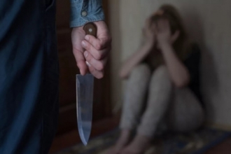 В Алтайском крае муж угрожал ножом своей жене 