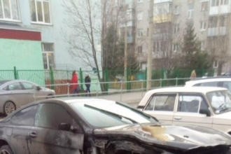 В Барнауле огонь уничтожил БМВ