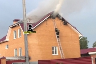 В Барнауле от удара молнии загорелся дом