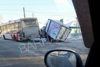 В Барнауле столкнулись автобус и грузовик 