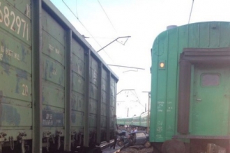 В Алтайском крае легковушка столкнулась с двумя поездами