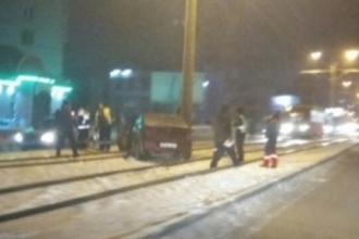 В Барнауле на трамвайные пути вылетел автомобиль