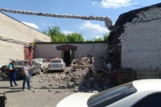 В Барнауле стена обрушилась на автомобиль